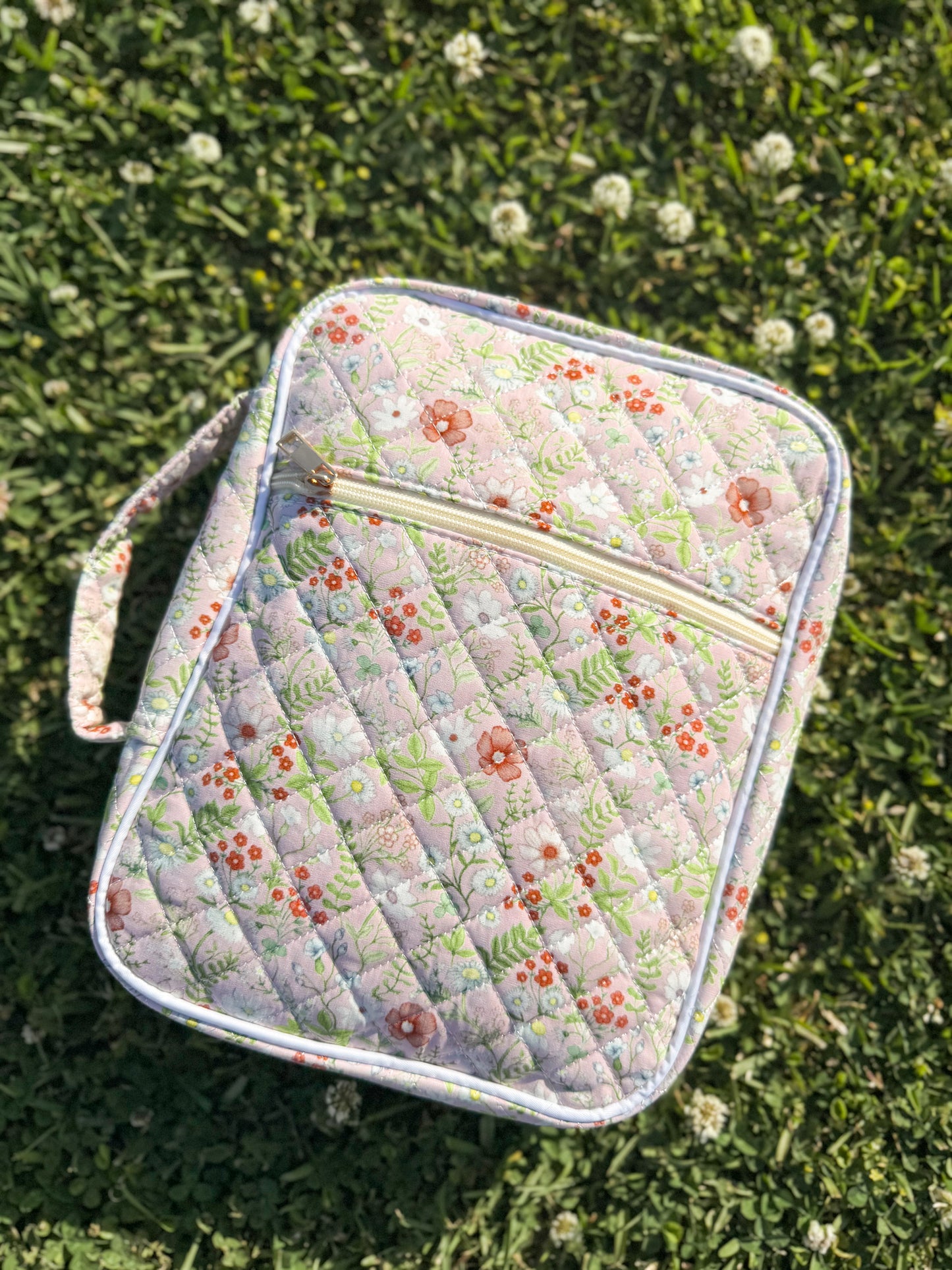 Floral quilted patchwork bible cover in pink – complete set with sticky notes, pens, and chapter tabs