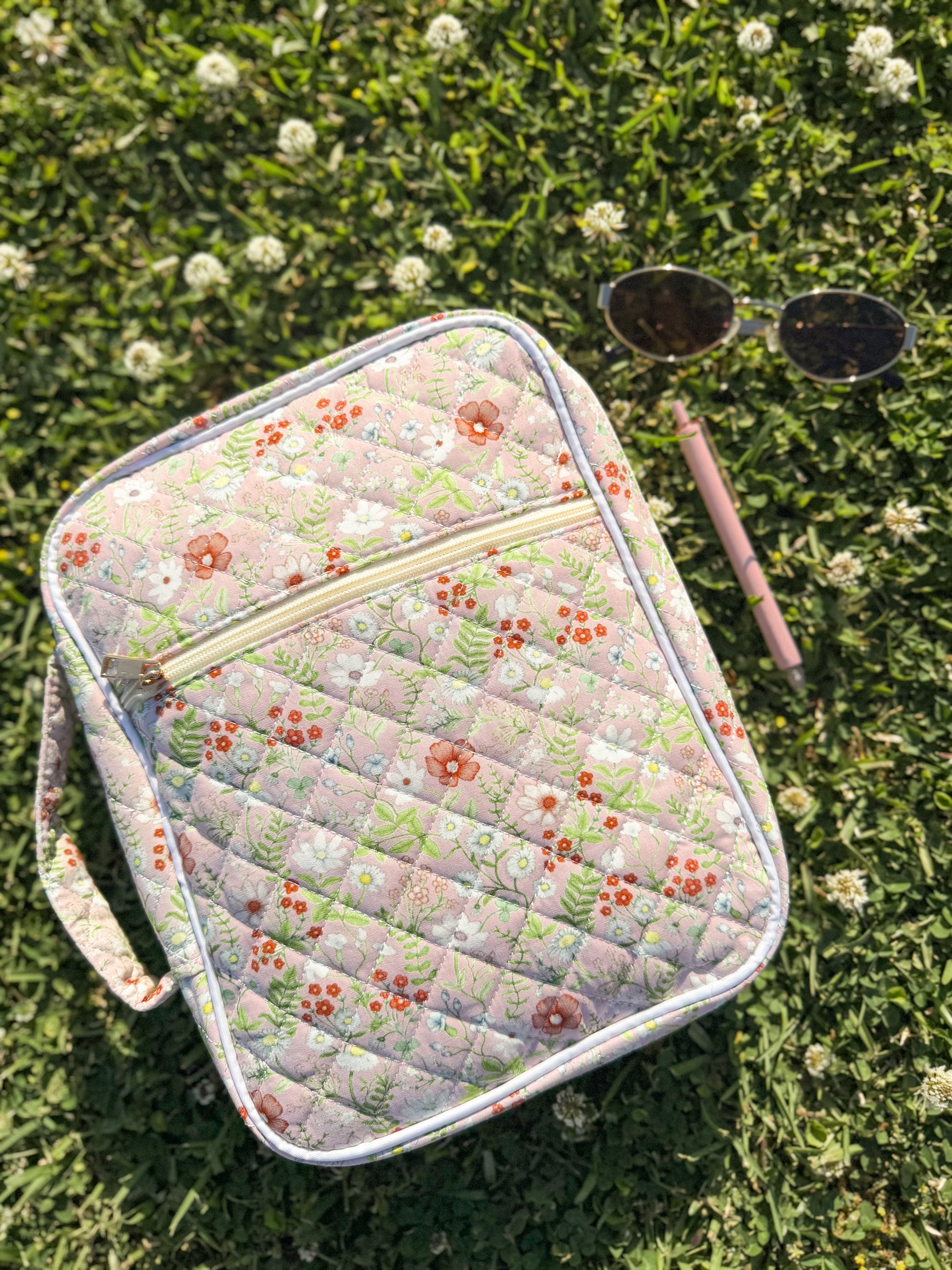 Floral quilted patchwork bible cover in pink – complete set with sticky notes, pens, and chapter tabs