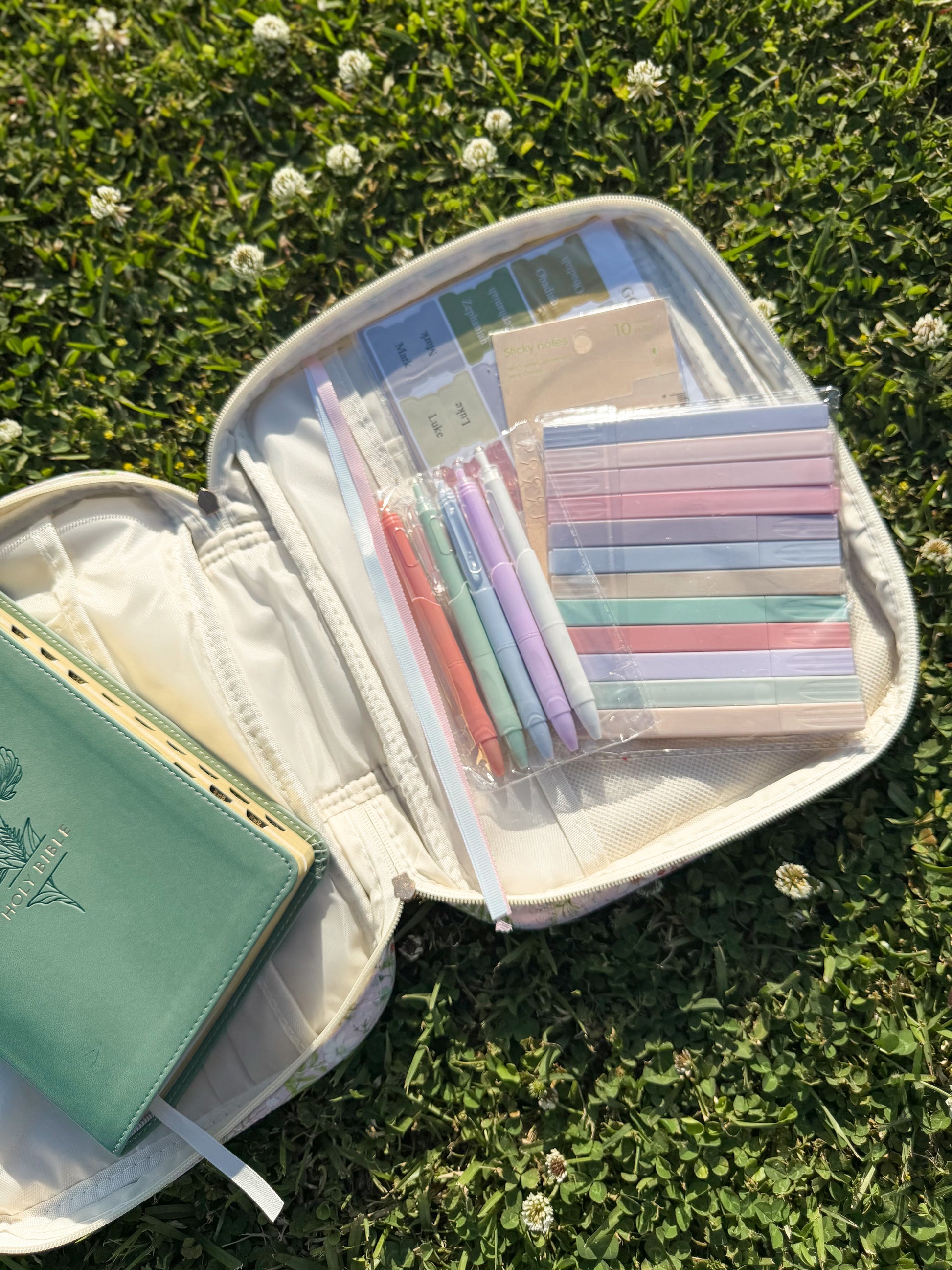 Floral quilted patchwork bible cover in pink – complete set with sticky notes, pens, and chapter tabs