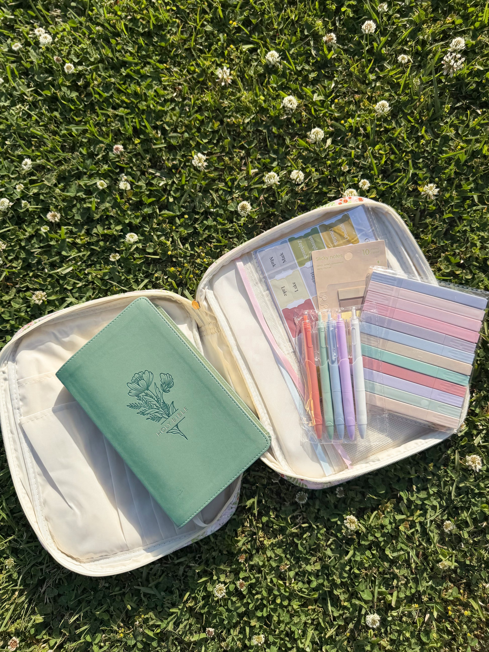 Floral quilted patchwork bible cover in pink – complete set with sticky notes, pens, and chapter tabs